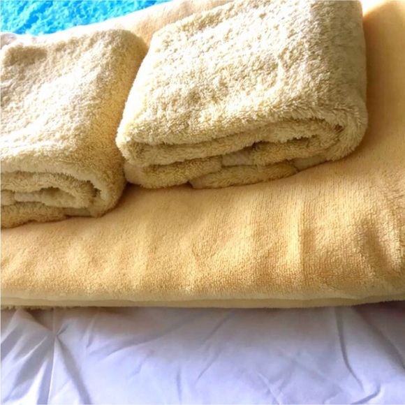 Yellow THROW BLANKET + HAND TOWELS - Picture 2 of 5